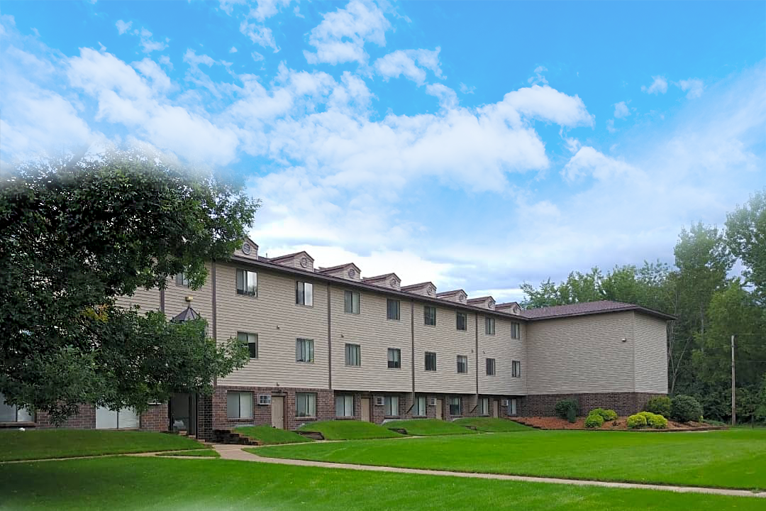 Exterior view of the Wildwood Townhomes, located in St. Cloud, MN